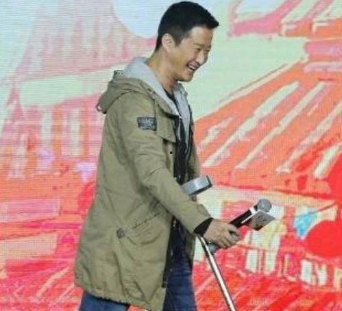 偶遇吴京被吃瓜群众拍照