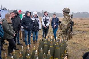 军演吃瓜群众围观图片,吃瓜群众围观下的热血瞬间