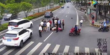 飙车撞死吃瓜群众,无辜群众命丧车轮之下