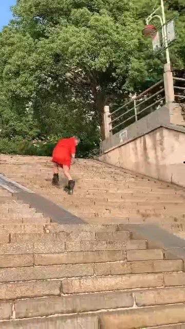 吃瓜群众摔下楼,事件背后引关注